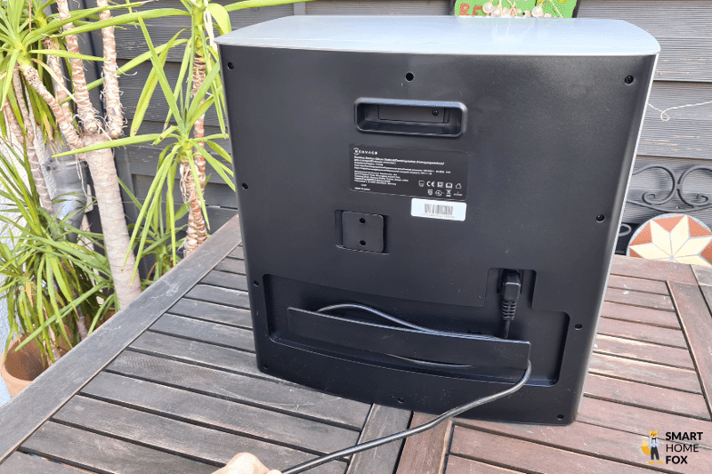 Das Kabelmanagementsystem der Ecovacs Deebot X1 Turbo Wischstation ist von hinten zu sehen